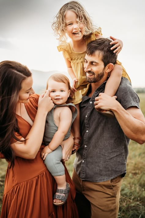 Outdoor Family Photoshoot, Fall Family Outfits, Spring Family Pictures, Family Photoshoot Poses, Fall Family Portraits, Morris Design, Baby Fotografie, Family Portrait Poses, Fall Family Photo Outfits