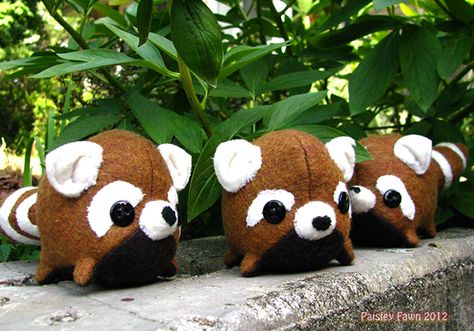 Rusty Red Panda Smudge: Plush Art Toy on Behance Plush Sculpture, Red Panda Pattern, Plush Making, Designer Toys Vinyl, Panda Stuff, Felt Puppets, Geeky Craft, Panda Pattern, Red Pandas