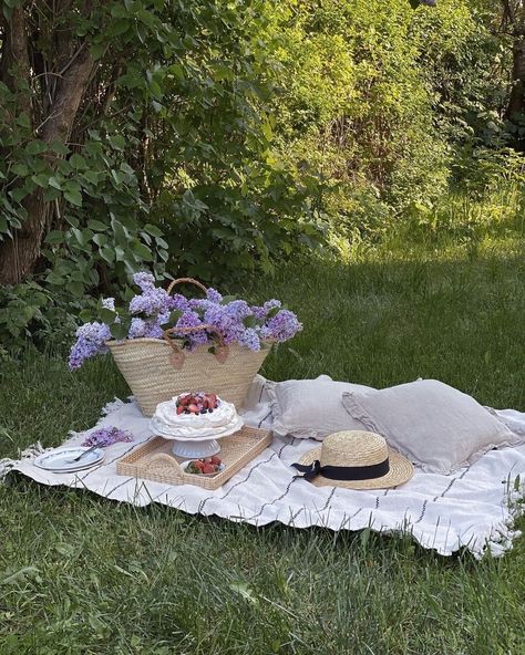 Fairy Picnic Aesthetic, Woodland Dress, Fairy Picnic, Cottagecore Girl, Food Display Table, Pastel Fairy, Picnic Inspo, Disco Party Decorations, Picnic Inspiration