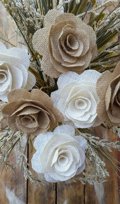 Jute Flowers, Country Wedding Flowers, Burlap Flower Wreaths, Burlap Roses, Diy Flores, Diy Burlap, Jute Crafts, Rustic Flower, Rustic Crafts