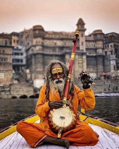 Varanasi Photography Beautiful, Dancing Poses, Street Photography People, Dreamy Destinations, Canvas Art Painting Acrylic, India Street, Composition Painting, Pictures Of Shiva, Indian Street