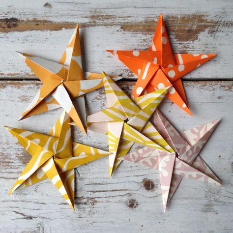 five stars origami Vika Papper Jul, Origami Star Instructions, Folded Paper Stars, Origami Star Box, Origami Star, Origami For Beginners, Natural Christmas Decor, Origami Fish, Origami Love