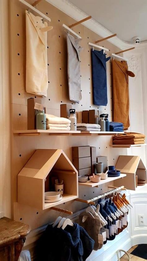 Doctor Interior Design, Slatwall Ideas Retail, Retail Shelving Ideas, Dog Boutique Ideas, Warehouse Design, Boutique Display, Shelving Design, Retail Merchandising, Clinic Design