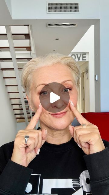 Eyeshadow For 50 Year Old Women, Eye Make Up Over 40 How To Apply, Makeup Tutorial For Women In Their 40s, Makeup Tricks For Older Women Over 50, Makeup Tutorial For Women Over 50 Videos, Beauty Motivation, Makeup Over 50, Makeup Over 40, Eyeshadow Tips