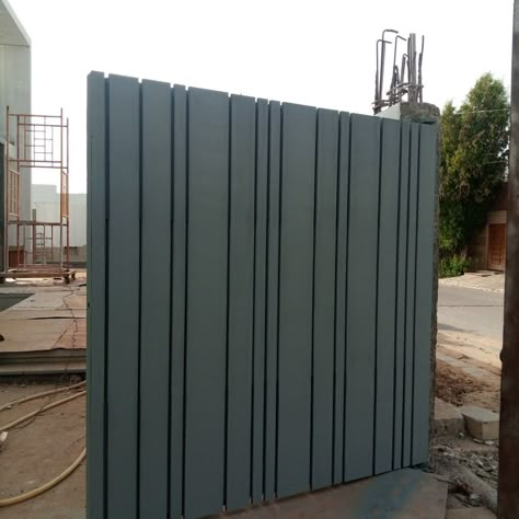 Material mold steel paint finish Fence Wall Design, Gate Wall Design, Gate Designs Modern, Steel Door Design, Modern Gate, House Main Gates Design, House Fence Design, Iron Door Design, Cladding Design