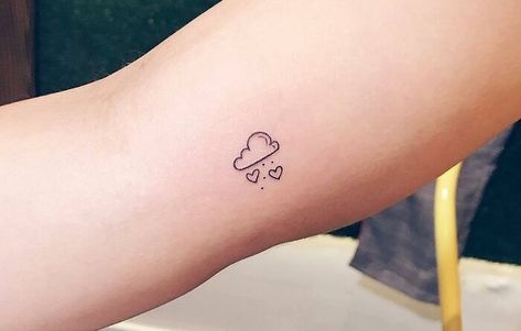 Small Cloud Tattoo Cloud With Hearts Tattoo, Cloud Raining Hearts Tattoo, Bubby Tattoo, Rainy Cloud Tattoo, Mini Tat Ideas, Simple Cloud Tattoo, Cute Cloud Tattoo, Small Cloud Tattoo, Sky Tattoo Design