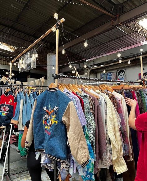 The best vintage shops and flea markets in Mexico City Mexico City Fashion, Mexico City Vacation, Mexico City Food, Mexico City Travel, City Outfits, México City, Outdoor Market, Retro Clothing, Flea Markets