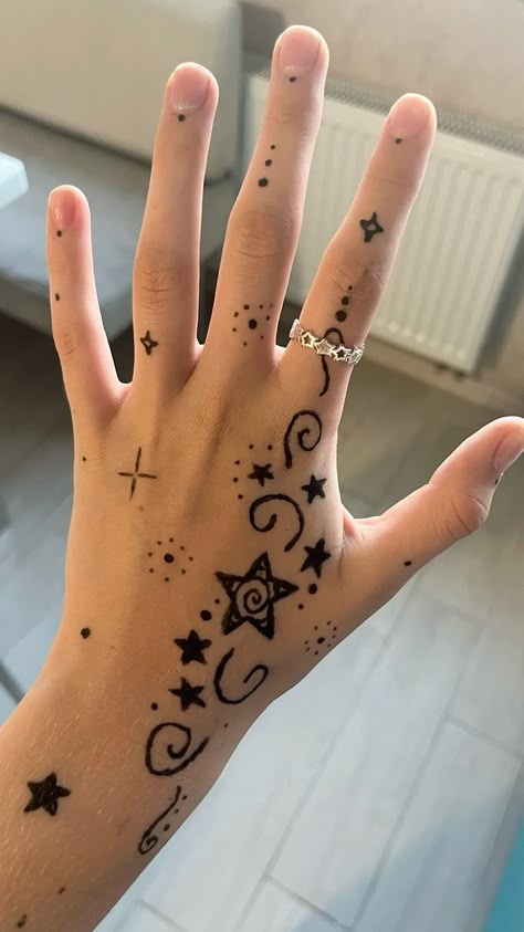 Sharpie Tattoos Ideas Doodles, Doodle On Hand Aesthetic, What To Doodle On Your Hand, Tattoo Ideas For Characters, Ideas For Drawing On Your Hand, Patterns To Draw On Your Hand, Cool Tattoos For Women Forearm, Easy Cool Tattoos To Draw, Doodle To Draw On Hand