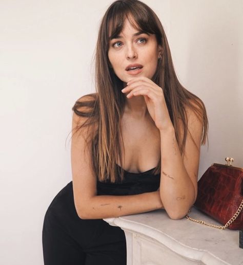 Dakota Johnson Bangs, Anastasia Grey, Dakota Style, 5 Month Old, Aesthetic Paris, Cool Girl Style, S Aesthetic, Paris Chic, Model Inspo