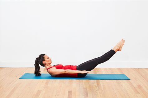 There is a traditional order of the Pilates mat exercises. Here are the first 10 exercises of a classical Pilates mat exercise workout. Pilates Mat Exercises, Abs Pilates, Personal Training Marketing, Classical Pilates, Mat Workout, Mat Pilates Workout, Workout Man, Pilates At Home, Pilates Routine