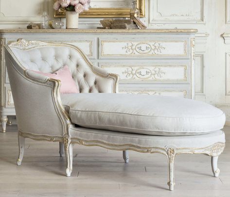 French Style Bedroom, Upholstered Chaise Lounge, Upholstered Chaise, French Country Bedrooms, Living Vintage, French Bedroom, French Style Furniture, Shabby Chic Bedroom, Chaise Lounges