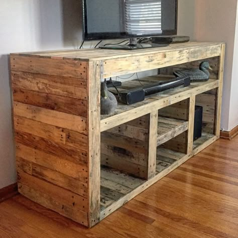 Pallet tv stand Tv Stand Out Of Pallets, Pallet Furniture Tv Stand, Build A Tv Stand, Pallet Deck Diy, Tv Stand Plans, Pallet Tv, Pallet Tv Stand, Pallet Tv Stands, Diy Entertainment