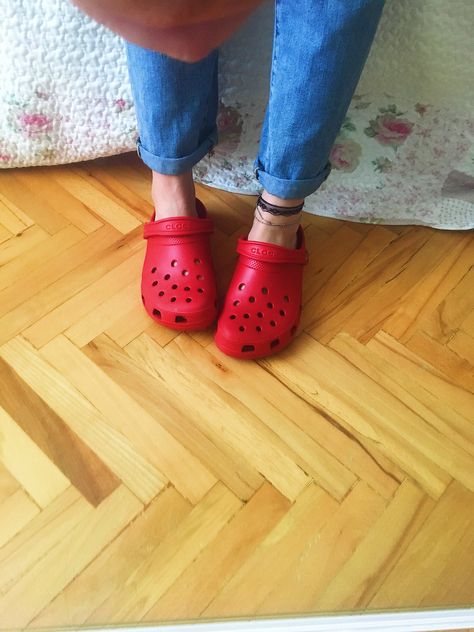 Red Crocs Outfit Baddie, Crocs Outfit Baddie, Red Crocs Outfit, Red Crocs, Crocs Ideas, Crocs Outfit, Outfit Baddie, Pretty Shoes, Anklets