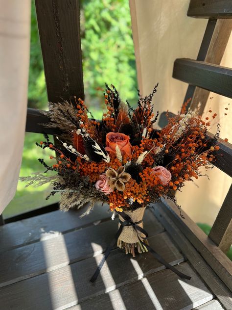 Introducing the stunning Black and Orange Gothic Wedding Bouquet, featuring a mesmerizing Rose Bridal Bouquet infused with enchanting autumn vibes. This one-of-a-kind arrangement showcases dried flowers, adding a distinctive touch to your special day. Perfect for a unique Halloween wedding, this bouquet measures 40cm in width and 45cm in height, making it a captivating centerpiece. Elevate your wedding with this exquisite bouquet that effortlessly combines elegance, Gothic aesthetics, and the spirit of the season. Autumn Bridal Party, Black And Terracotta Wedding, Halloween Wedding Flowers, Wedding Bouquet Black, Gothic Wedding Bouquet, Halloween Flower Arrangements, Halloween Bouquet, Halloween Unique, Autumn Bouquet