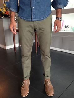 Green Chino Outfit Men, Sneakers Men Outfit, Beige Shoes Outfit, Olive Pants Men, Olive Green Pants Outfit, Chinos Men Outfit, Colored Pants Outfits, Casual Look For Men, Olive Chinos