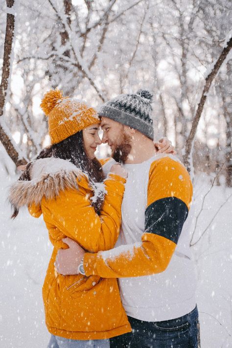 5 feverat Couple outfits for valentine day Manali Outfit Ideas, Winter Couple Pictures, Couple Photography Winter, Kashmir Trip, Snow Couple, Happy Valentines Day Wishes, Snow Photoshoot, Snow Pictures, Snow Photography