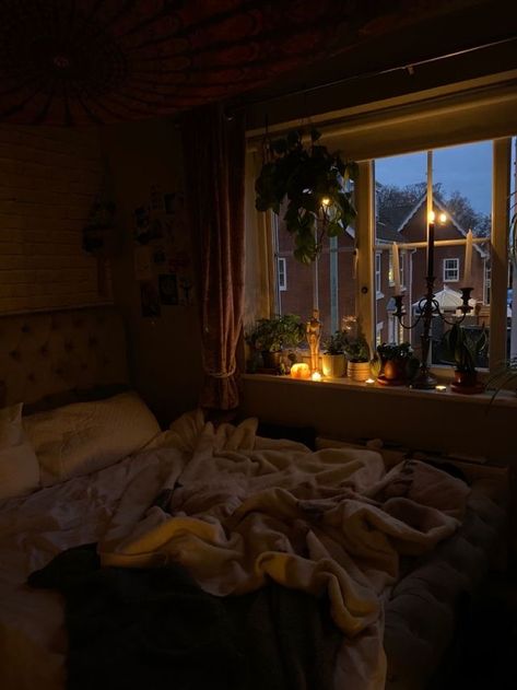 Sitting In Room Aesthetic, Cozy Rainy Bedroom Aesthetic, Cozy Bedroom Aesthetic Rainy Day, Autumn Aesthetic Room Ideas, Comfy Room Aesthetic Vintage, Sleepy Room Aesthetic, Autumn Aesthetic Rooms, Cold Room Aesthetic, Cozy Room Aesthetic Dark Comfy