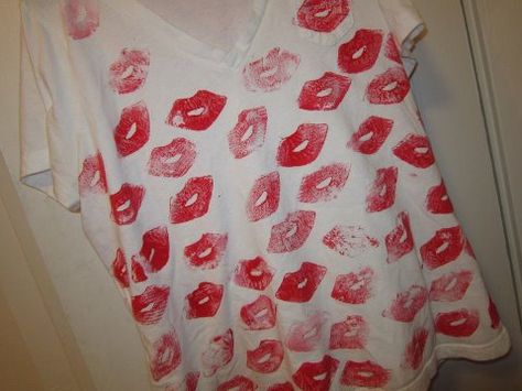 DIY: PRADA/ Lana Del Rey Lip Print  1.Supplies: a white shirt/dress, an eraser, red fabric paint, a blade/X-Acto knife  2.Draw a lip shape onto the eraser  3.Carefully cut the shape out  4.Dip the rubber stamp into the fabric paint, and create your print. *Let the paint dry for 24hours, and iron on the inside for best results  DIY lip print shirt, Tutorial here: http://ow.ly/cRpmB Diy Clothes Accessories, Shirt Tutorial, Tshirt Painting, Full Outfits, Lip Print, Diy Lips, Lip Shapes, Lips Print, Diy Clothing