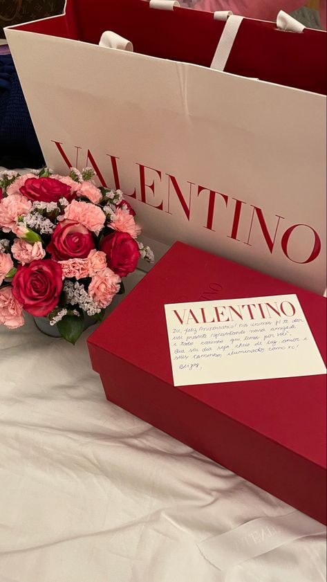 Brand Ambassador Aesthetic, Valentino Gifts, Givenchy Irresistible, Famous Lifestyle, Luxury Flower Bouquets, Valentino Fashion, Fancy Gifts, Luxury Aesthetic, Creative Packaging