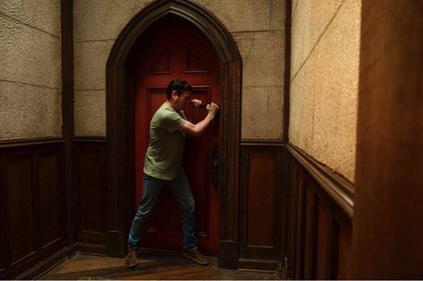 "The Haunting of Hill House" - Young Hugh Hugh Crain, Bujo Themes, Mike Flanagan, The Haunting Of Hill House, Haunting Of Hill House, House On Haunted Hill, Oliver Jackson Cohen, Shirley Jackson, Horror Novel