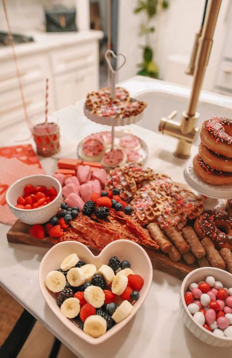 SMPLE AND AFFORDABLE WAYS TO MAKE VALENTINE'S DAY SPECIAL FOR THE ENTIRE FAMILY Valentines Day Dinner Ideas Families, Galentines Day Ideas, Valentines Brunch, Cozy Brunch, Valentines Birthday Party, Valentines Breakfast, Girls Brunch, Galentines Party, Valentine Dinner