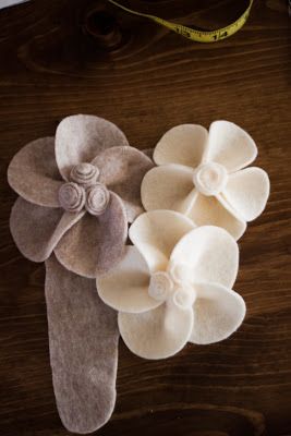 Strawberry Chic: Tutorial: Felt Flower Pillow Felt Flower Pillow, Felt Flowers Patterns, Felt Flowers Diy, Fleurs Diy, Burlap Flowers, Felt Patterns, Fabric Flowers Diy, Flower Pillow, Felt Flower