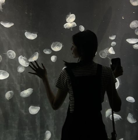 Yunjin Gf Material, Aquarium Pictures, Gf Material, Huh Yunjin, Gray Aesthetic, September 8, Black And White Aesthetic, White Aesthetic, Kpop Aesthetic