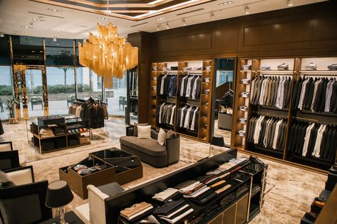 Hennes Hermann store Luxury Mansions Interior, Clothing Store Displays, Clothing Store Design, Retail Interior Design, Store Window Displays, Store Design Boutique, Interior Design Drawings, Luxury Closets Design, Store Layout