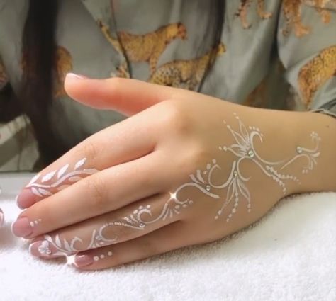 White Henna Simple, White Wedding Henna, Simple Present Tense Worksheets, White Henna Designs, Henna Nails, Henna Inspired Tattoos, Henna Wedding, Henna Tattoo Hand, Hand Doodles