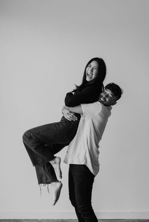 Couple Photo Prop Ideas, Cool Poses Couple, Self Portrait Poses For Couples, Self Portrait Photography Couple Studio, Monography Photo Ideas, Studio Session Couple, Couple Studio Photoshoot Ideas Fun, Self Shoot Studio Couple, Photo Studio Couple Pose