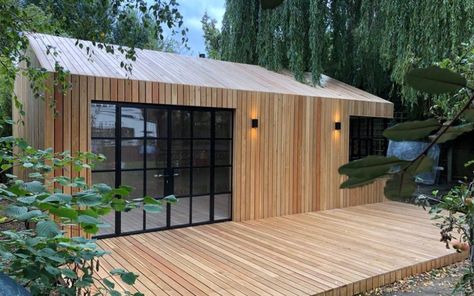 Tiny Guest House, Garden Office Shed, Contemporary Garden Rooms, Backyard Guest Houses, Scandinavian Garden, Garden Pods, Garden Cabins, Backyard House, Garden Workshops