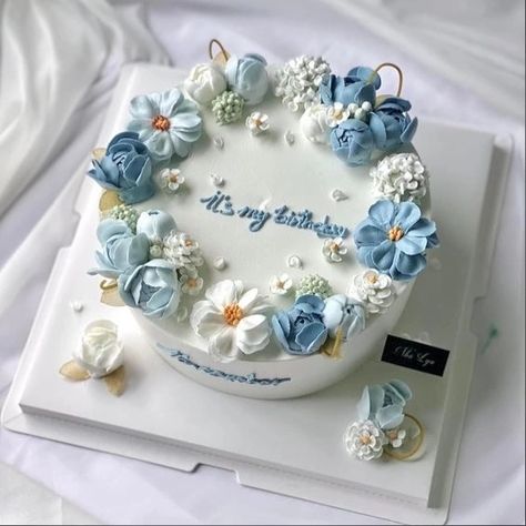 Cake With Fresh Berries, Floral Cake Design, Modern Birthday Cakes, Bolo Vintage, Blue Birthday Cakes, Buttercream Cake Designs, Birthday Cake For Mom, Birthday Cake Decorating Ideas, Elegant Cake