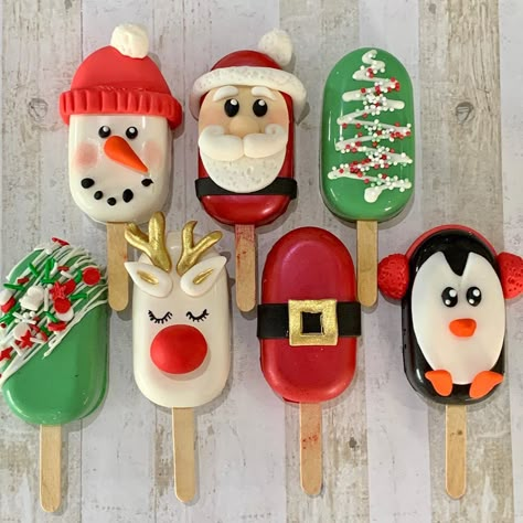 Cupcakes By Gillian в Instagram: «Christmas cakesicles! Box of 6 for £20. Collection 18 or 23 December. #edibleart #baking #cake #cakedecorating #cakepops #cakesicles…» Christmas Cakesicles, Cakesicles Ideas, Cake Sicles, Magnum Cake, Popsicles Cake, Custom Cake Pops, Cake Pop Designs, Cake Mix Desserts, Cake Pop Decorating