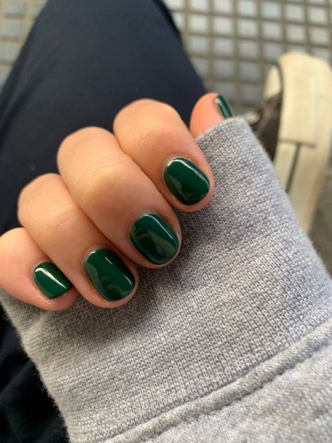 Nail Ideas Painted Short, Short Dip Nails Green, Green No Chip Nails, Dark Nail Polish Ideas, Shirt Green Nails, Emerald Green Gel Nails Short, Dark Green Natural Nails, Dark Green Shellac Nails, Short Nails Dark Green