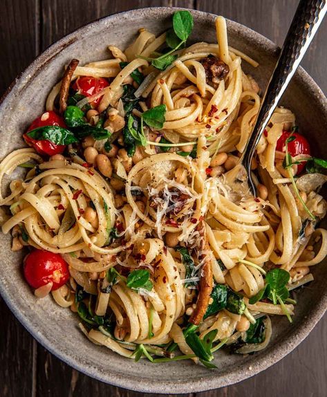 Linguine with Onion and Tomatoes - Good Old Vegan Pasta With Onions, Vegan Butter Chicken, Vegan Mushroom Stroganoff, Navy Beans, Linguine Pasta, Cauliflower Curry, Classic Italian Dishes, Vegan Parmesan, Onion Recipes