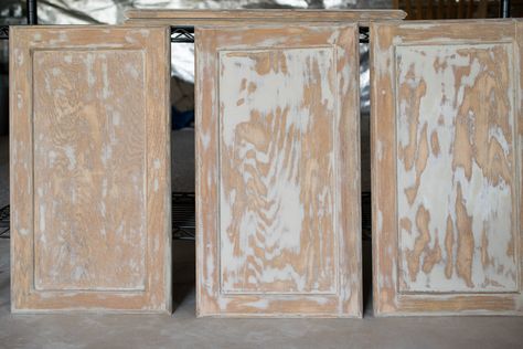 Painting Kitchen Cabinets White, Painting Oak Cabinets, Cabinet Painting, Using A Paint Sprayer, Oak Kitchen Cabinets, Decorating Diy, Patio Kitchen, Wood Grain Texture, New Kitchen Cabinets