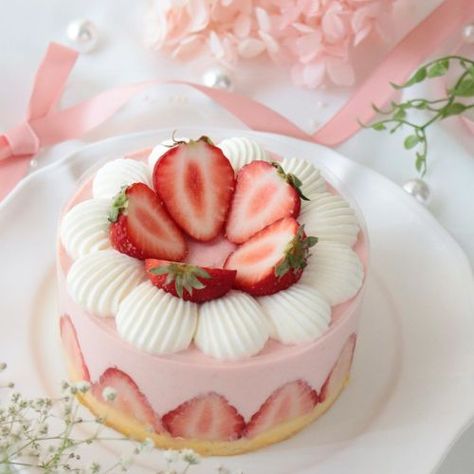 #sweets #desserts #sobremesa #doces #cake #bolo تشيز كيك بالفراولة, Kue Macaroon, Patisserie Fine, Pastel Cupcakes, Pretty Dessert, Cute Baking, Think Food, Cute Desserts, Strawberry Cake