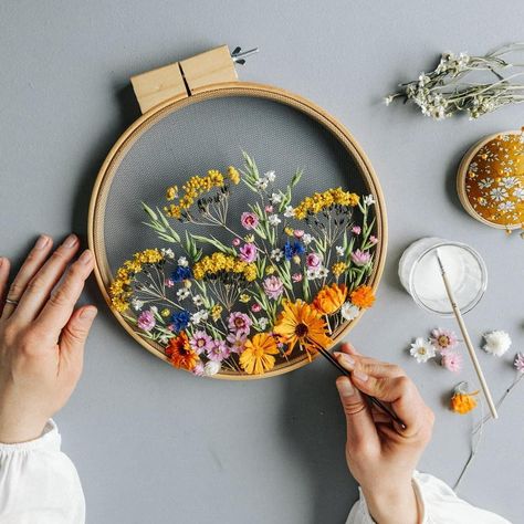 Dried Flower Embroidery, Art Of Flowers, Tulle Embroidery, Diy Backsplash, Flower School, Botanical Artwork, Embroidery Book, Dried Floral, Flower Embroidery