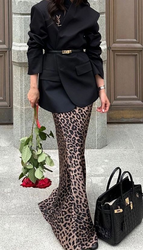 Blazer And Pleated Skirt Outfit, Leopard Skirt Outfit, Wardrobe Icons, Cheetah Print Outfits, Printed Skirt Outfit, Tube Top And Skirt, Cheetah Nails, High Waist Long Skirt, Leopard Print Nails