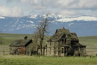 Abandon Mansions, Creepy Old Houses, Reckless Abandon, Old Abandoned Buildings, Abandoned Homes, Abandoned Property, Old Abandoned Houses, Abandoned Things, Farm Houses