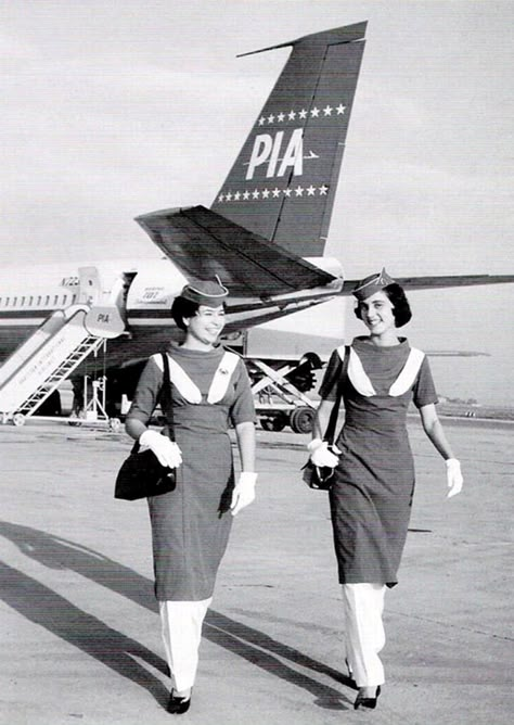 This photograph shows air-hostesses of Pakistani airline, PIA, on the runway of the Karachi airport in 1965. Pakistan did not have a national airline until 1955. In 1955, Orient Airways, a private airline, was nationalised and renamed Pakistan International Airline. Pia Airlines, Purana Pakistan, Chai Pani, Vintage Pakistan, Pakistan International Airlines, Pakistani Art, Pakistan Culture, History Of Pakistan, Pakistani Culture