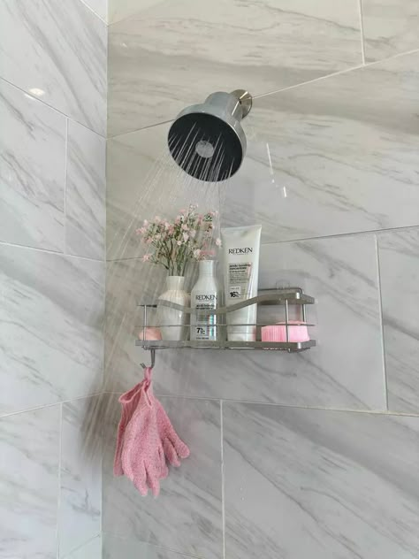 Aesthetic Bathroom Girl, Cute Shower Aesthetic, Aesthetic Shower Caddy, Clean Girl Bathroom Ideas, Bathroom Shower Aesthetic, That Girl Bathroom, Clean Girl Bathroom Aesthetic, Shower Astethic, Pink Shower Aesthetic