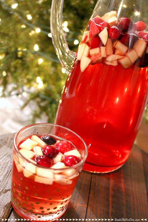 Sangria Recipes Christmas, Holiday Party Food Display, Moscato Sangria Recipes, Moscato Drinks, Holiday Sangria Recipes, Holiday Drinks Alcohol Christmas, Fun Holiday Drinks, Christmas Sangria Recipes, Moscato Sangria