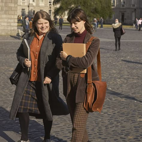 Female College Professor Aesthetic, Hogwarts Professor Aesthetic Outfit, 60s Academia Aesthetic, Winter Librarian Outfit, Vintage Librarian Outfit, Cozy Librarian Outfit, Bibliopunk Aesthetic Outfit, Cosy Academia Outfits, Dark Librarian Aesthetic