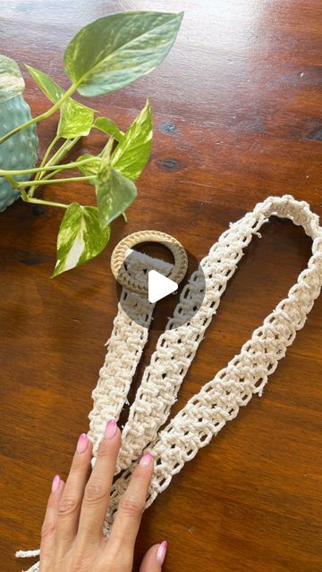 Aprendé macramé desde tu casa on Instagram: "Tutorial cinturón de macramé: 🧶Usé 4 hilos de cordón de 3mm con relleno de 6 metros cada uno.  🧶El largo final es de 1 metro de largo.  ¿Te gustó? ¿Te animas a hacerlo?  👉🏼Seguime para aprender macramé @laquintaencasa   #macrame #tutorialmacrame #macramediy" Macrame Belt Diy, Macrame Belt Tutorial Free, Macrema Belt Tutorial, Macrame Corset Belt, How To Calculate Macrame Cord Length, Instagram Tutorial, Macrame Diy, Macrame, Craft Projects