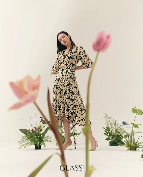 Binjin Couple, Son Ye Jin, Spring Photoshoot, Flower Photoshoot, Fashion Model Poses, Studio Photography Poses, Photoshoot Studio, 사진 촬영 포즈, Creative Shot