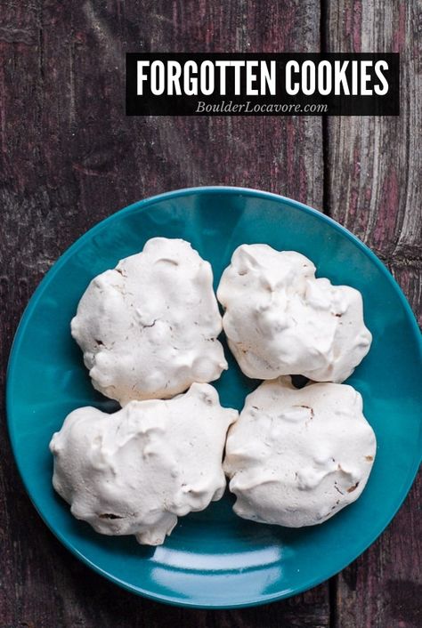 Forgotten Cookies Recipe, Easy Meringue Cookies, Fat Free Desserts, Chocolate Chip Meringue Cookies, Easy Meringues, Forgotten Cookies, Meringue Cookie, Meringue Cookies, Easter Cookies