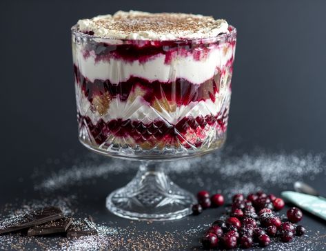 Cranberry Trifle Lemon Curd Trifle, Pudding Recept, Cherry Parfait, Blackberry Sauce, Celebration Desserts, Holiday Baking Recipes, Trifle Bowl, Frozen Chocolate, Trifle Recipe