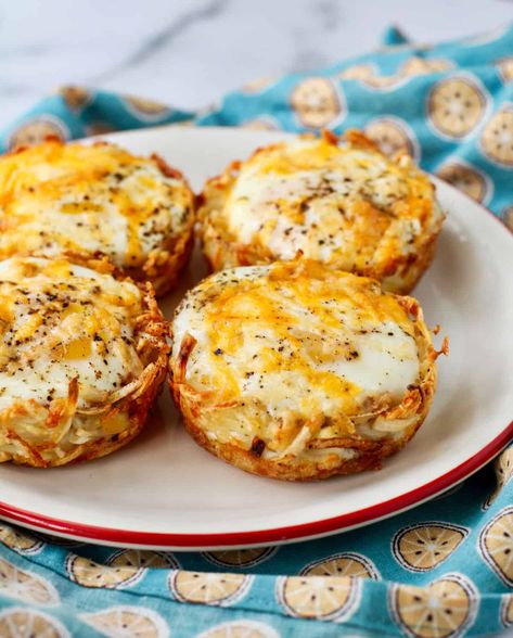 Baked Eggs in Potato Nests Eggs In Potato Nests, Potato Nests, Eggs In A Nest, Egg Muffins With Hash Browns, Hash Brown Egg Cups, Potato Hash Recipe, Tater Tot Breakfast Casserole, Cheesy Hashbrowns, Crispy Hashbrowns