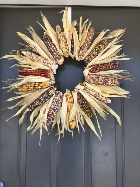 Fall Decor Corn Stalks, Decorating With Indian Corn And Pumpkins, Dried Corn Cobs Fall Decorating, Corn Cob Wreath, Indian Corn Table Decor, Corn Wreath Diy, Fall Corn Decor, Corn Decorations Fall, Decorating With Indian Corn